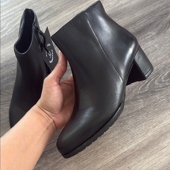 Naturalizer Black Ankle Boots Chunky Heel Waterproof 7 WIDE Leather Booties - Picture 3 of 11